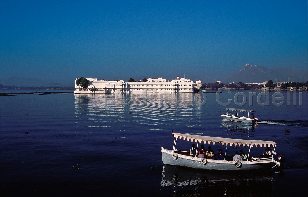 Lake Pichola and Lake Palace behind, Udaipur, Rajasthan, India
 (cod:India 34)